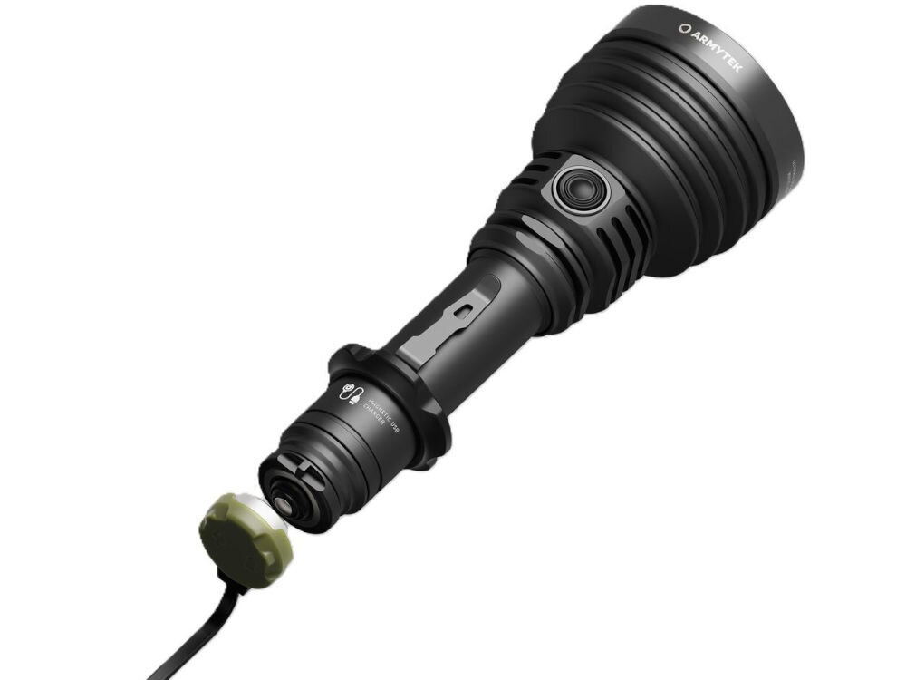 Czarna latarka taktyczna z logo \'ARMYTEK\' na głowicy, z odłączonym elementem na końcu uchwytu. Latarka ma przycisk na korpusie i jest połączona z kablem zakończonym zielonym elementem.