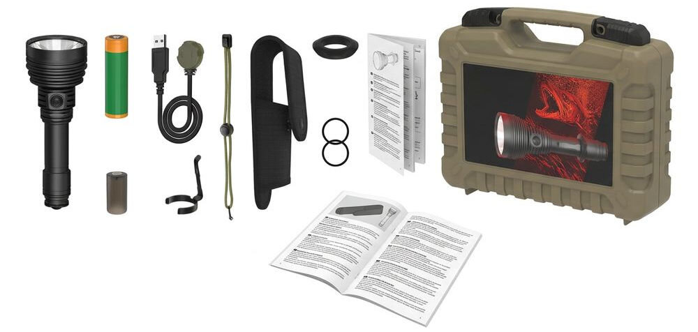 Na obrazie znajduje się zestaw akcesoriów do latarki taktycznej, w tym latarka, bateria, kabel USB, uchwyt, pokrowiec, instrukcja obsługi, pierścienie uszczelniające i walizka z grafiką latarki. Walizka jest koloru brązowego z czarnymi elementami i posiada uchwyt do przenoszenia.