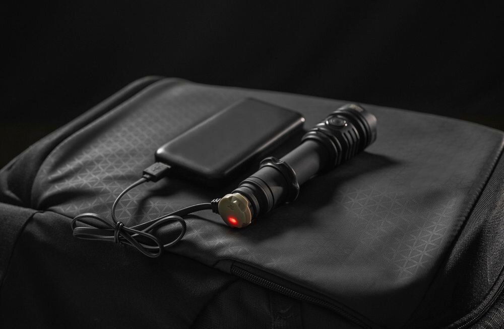 Latarka taktyczna ARMYTEK F08201PC Predator Pro Max Czarny, akumulator, zasilanie, ładowanie, adapter, Latarka podłączona do ładowania z powerbanka.