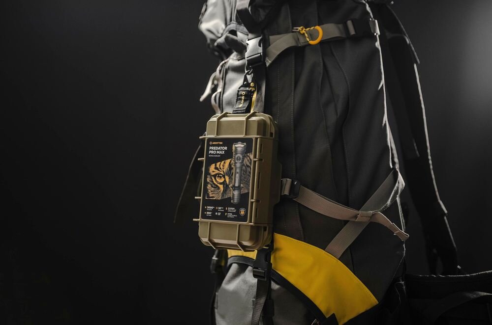 Latarka taktyczna ARMYTEK F08201PC Predator Pro Max Czarny, walizka, transport, obudowa, ochrona, Walizka ochronna z zestawem przypięta do plecaka.