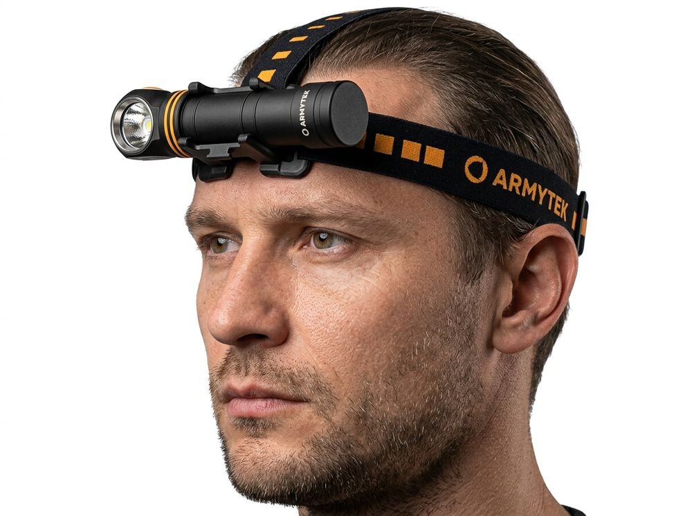 Latarka ARMYTEK F10702PC Elf C2 Max LR Czarny, opaska, głowa, silikon, uchwyt, Mężczyzna z latarką kątową Armytek zamontowaną w uchwycie na elastycznej opasce na głowie.