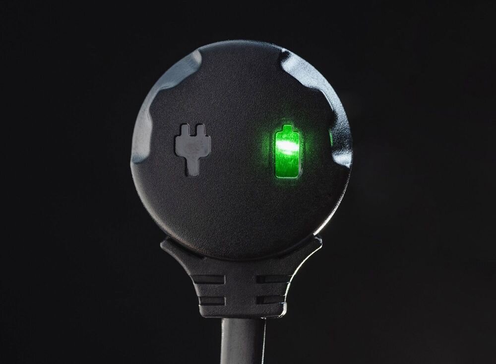 Ładowarka do latarek taktycznych ARMYTEK A05003 AMC-03, kabel, ładowanie, akumulator, magnes, Zielona dioda sygnalizacyjna na ładowarce magnetycznej.