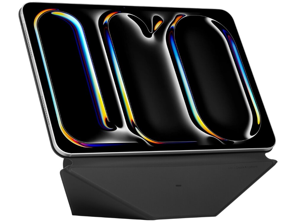 Obraz przedstawia tablet w czarnym etui ustawiony na podstawce. Ekran wyświetla abstrakcyjny wzór z kolorowymi refleksami.