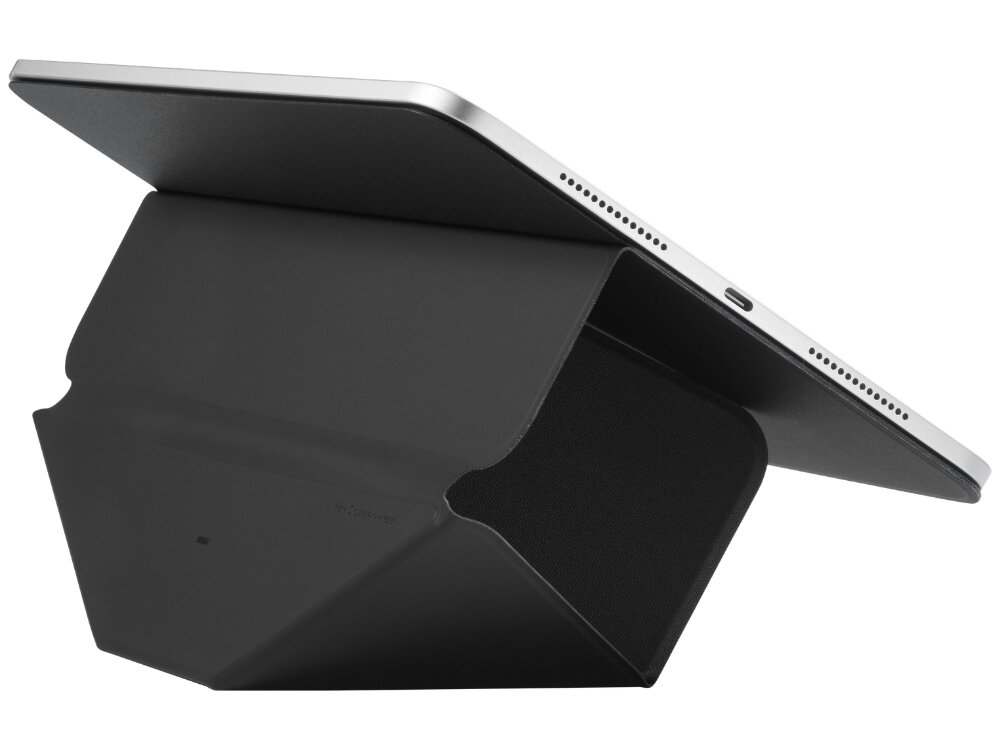 Czarne etui na tablet ustawione w pozycji stojącej, z widocznym portem ładowania i głośnikami urządzenia.