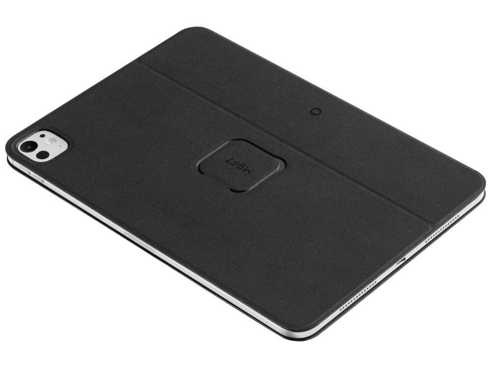 Czarne etui na tablet z widocznym logo \'MOFT\' na środku. Etui ma prostokątny kształt i wycięcia na aparat oraz porty.