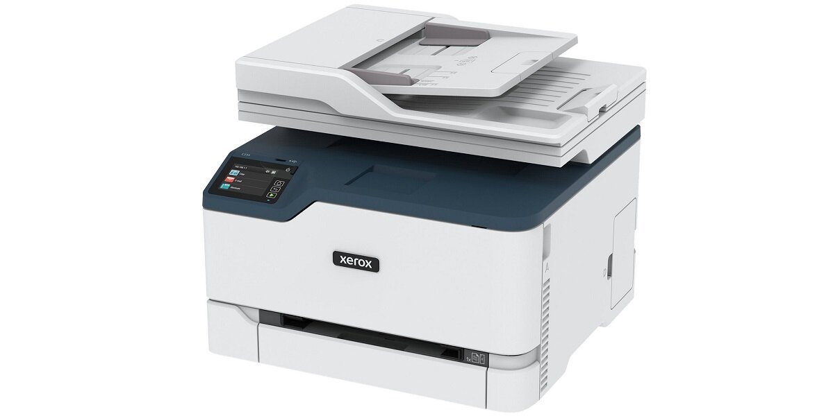 Na obrazie widoczne jest urządzenie wielofunkcyjne w kolorze białym z ciemnym panelem sterowania i logo \'Xerox\'. Urządzenie posiada podajnik papieru na górze oraz wyświetlacz z przyciskami.