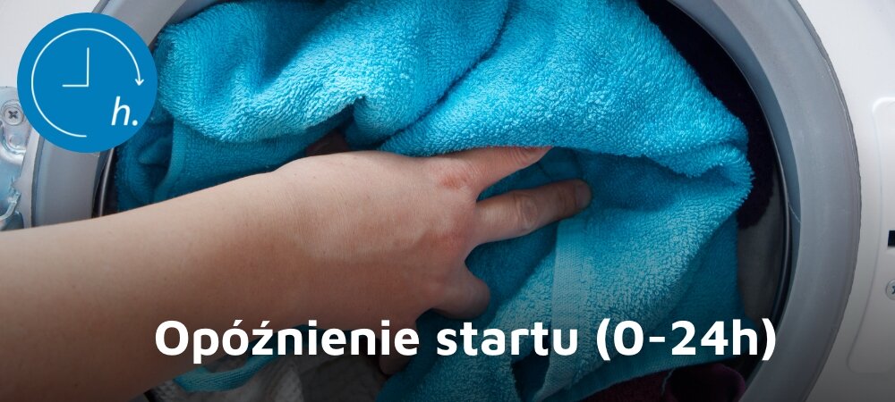 Osoba wkłada niebieski ręcznik do bębna pralki. Na obrazie widoczny jest tekst: \'Opóźnienie startu (0-24h)\'.