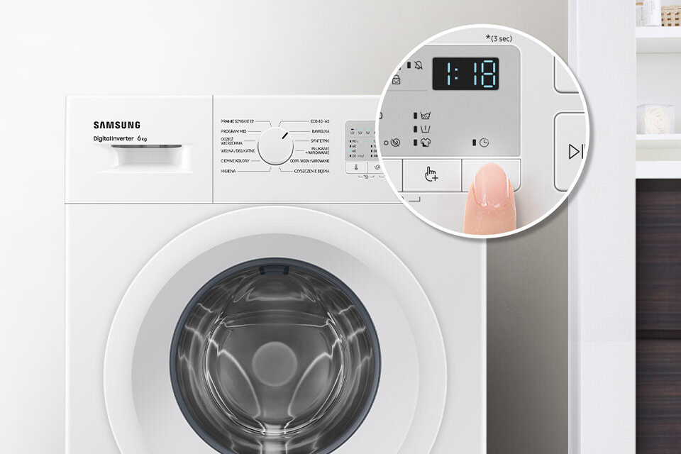 Biała pralka z widocznym panelem sterowania, na którym wyświetla się czas 1:18. Logo \'SAMSUNG Digital Inverter 6 kg\' znajduje się na górnej części urządzenia.