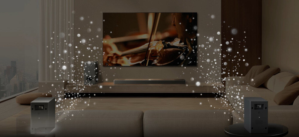 W eleganckim salonie znajduje się duży telewizor z wyświetlanym obrazem skrzypiec oraz soundbar umieszczony poniżej. Po obu stronach pokoju widoczne są głośniki z efektami świetlnymi symbolizującymi dźwięk.