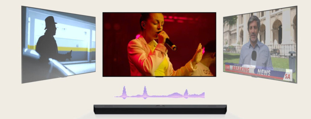 Na obrazie widoczny jest czarny soundbar umieszczony pod trzema ekranami, na których wyświetlane są różne sceny: osoba w kapeluszu, kobieta śpiewająca do mikrofonu oraz reporter przed budynkiem. Przed soundbarem znajduje się wizualizacja dźwięku w postaci fioletowych fal.