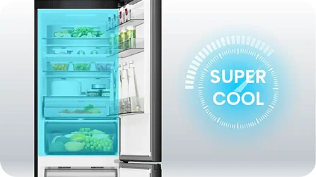 Otwarta lodówka z widocznymi półkami wypełnionymi jedzeniem, obok niej znajduje się napis \'SUPER COOL\'.