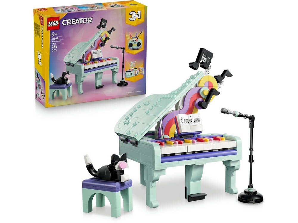Zestaw LEGO Creator 3w1 przedstawia dekoracyjny fortepian z kolorowymi klawiszami i nutami, obok którego znajduje się mikrofon na statywie oraz figurka czarno-białego kota siedzącego na stołku. W tle widoczne jest pudełko z grafiką zestawu i napisem \'LEGO Creator 3w1\'.