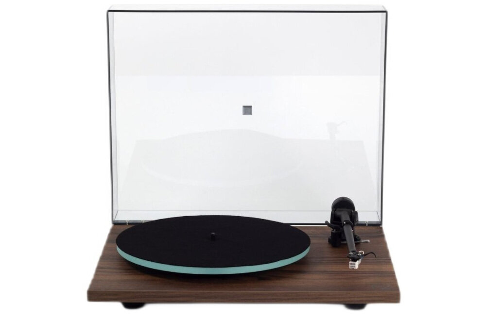 Gramofon z drewnianą podstawą i przezroczystą pokrywą, z widocznym ramieniem i talerzem w kolorze czarnym.