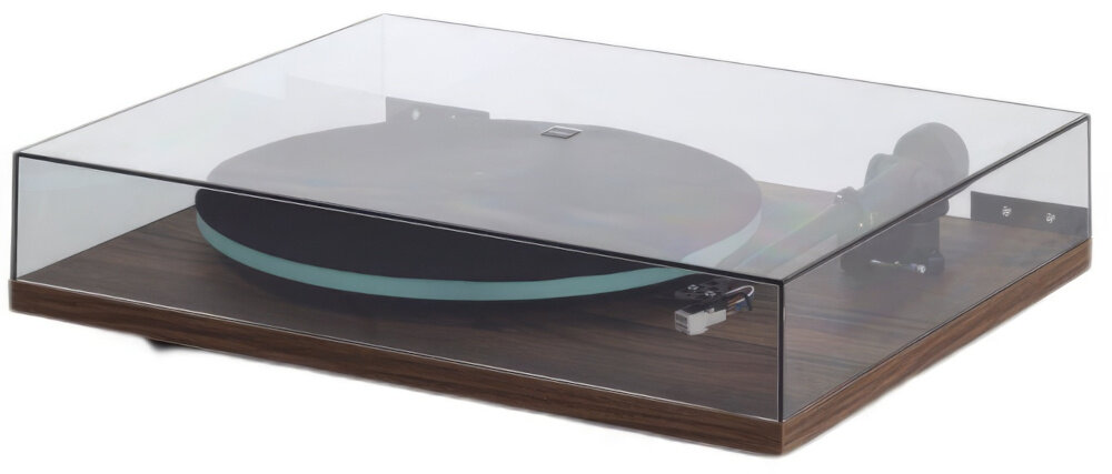 Gramofon z przezroczystą pokrywą ochronną, umieszczony na drewnianej podstawie. Widoczny talerz i ramię gramofonu.