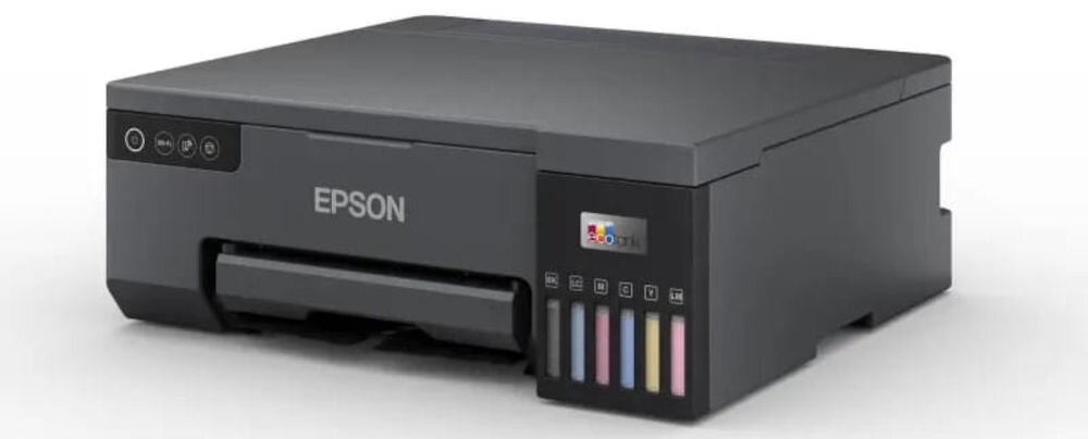 Na obrazie widoczna jest drukarka w kolorze czarnym z logo \'EPSON\' na przednim panelu. Po prawej stronie znajdują się wskaźniki poziomu tuszu w różnych kolorach.