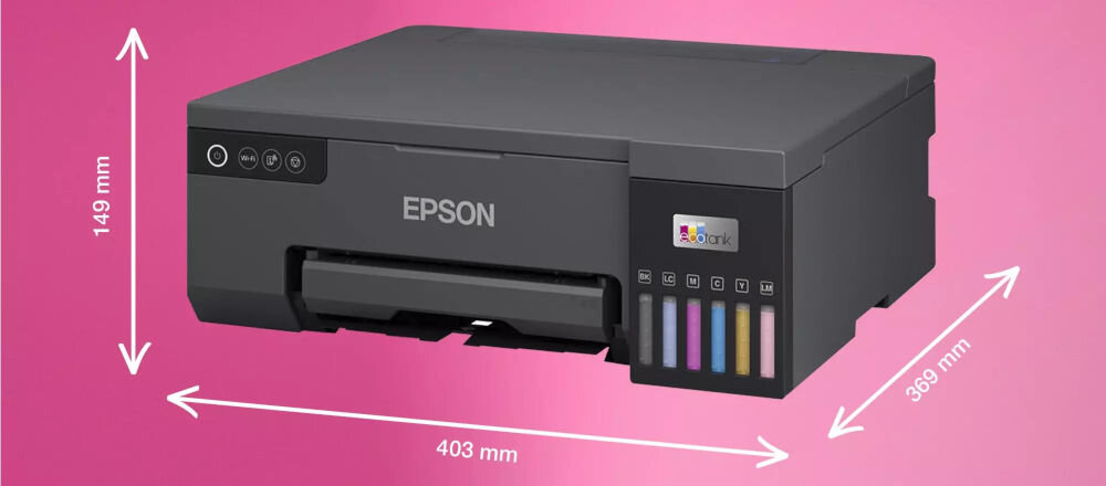 Drukarka EPSON z logo EcoTank, w kolorze ciemnoszarym, z widocznymi wymiarami: 149 mm wysokości, 403 mm szerokości i 369 mm głębokości, na różowym tle.