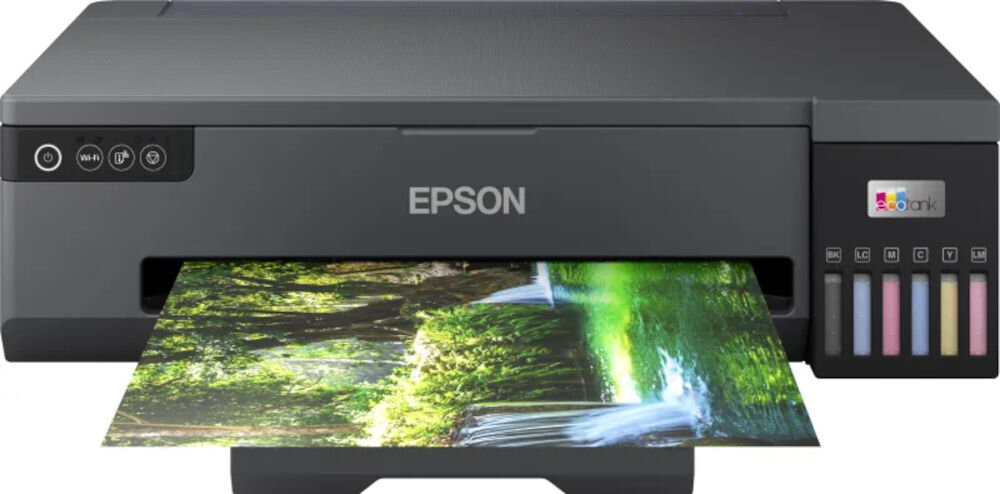 Drukarka EPSON z widocznym logo, drukująca kolorowy obraz przedstawiający krajobraz z wodospadem. Po prawej stronie znajdują się pojemniki z tuszem w różnych kolorach.