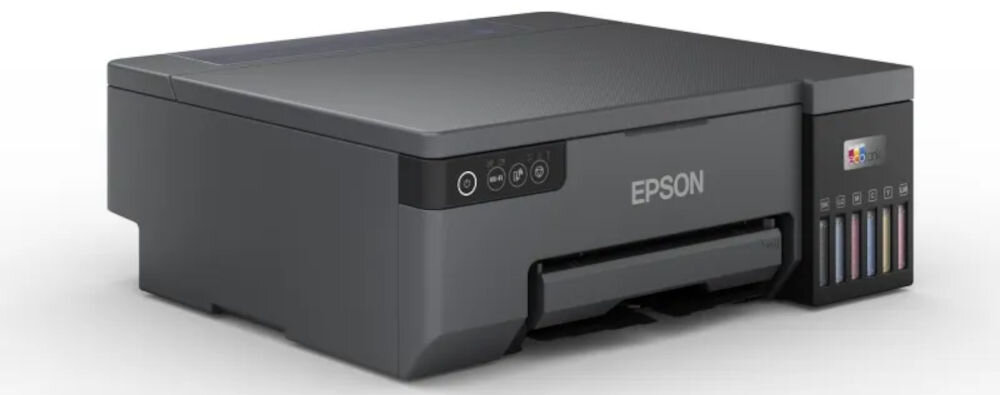 Na obrazie widoczna jest drukarka w kolorze ciemnoszarym z logo \'EPSON\' na przednim panelu. Po prawej stronie znajdują się kolorowe wskaźniki poziomu tuszu.