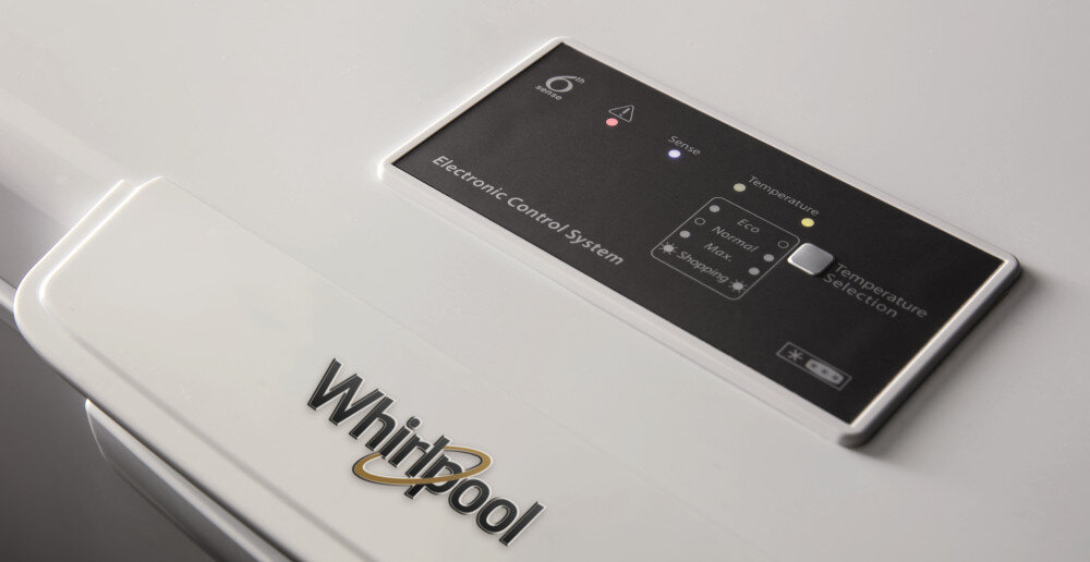 Zbliżenie na panel sterowania zamrażarki z napisem \'Electronic Control System\' oraz logo \'Whirlpool\'. Widoczne są przyciski i wskaźniki dotyczące temperatury i trybu pracy.