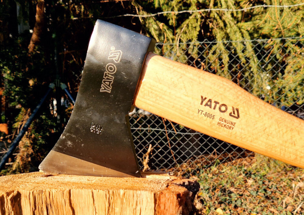 Siekiera uniwersalna YATO YT-8005 1.4 kg obuch waga 1.4 kg z hartowanej kutej na zimno stali weglowej trwalosc ostrosc szlifowane ostrze z czernionym wykonczeniem odporne na korozje precyzja