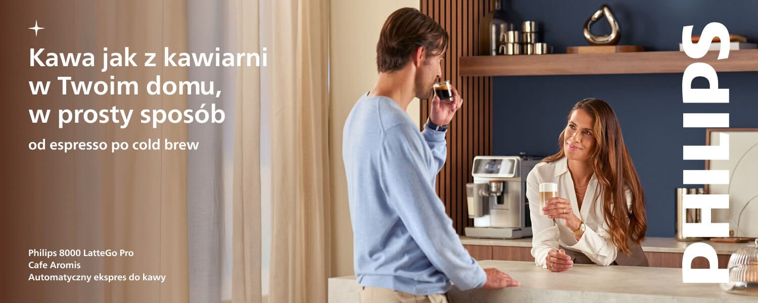 Na obrazie widać dwie osoby przy kuchennym blacie, jedna z nich trzyma filiżankę. Po lewej stronie znajduje się tekst: \'Kawa jak z kawiarni w Twoim domu, w prosty sposób od espresso po cold brew\', a poniżej: \'Philips 8000 LatteGo Pro Café Aromis Automatyczny ekspres do kawy\'.