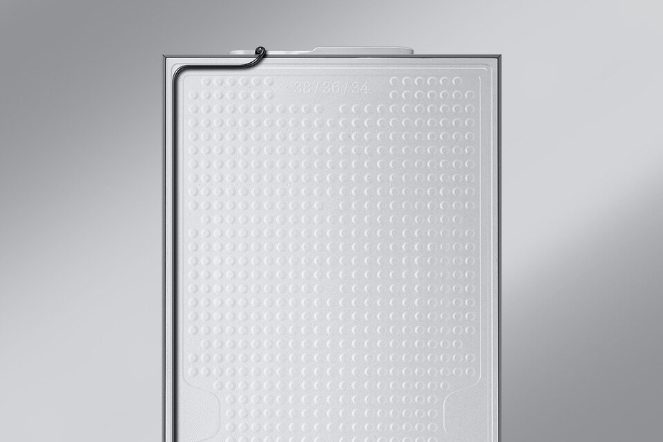 Clean Back - metalowe wykończenie lodówki Samsung RB34C671DSA z oferty sklepu Media Expert Widoczna jest tylna część lodówki z metaliczną powierzchnią i wzorem w kropki. Na górze znajduje się napis \'38/36/34\'.