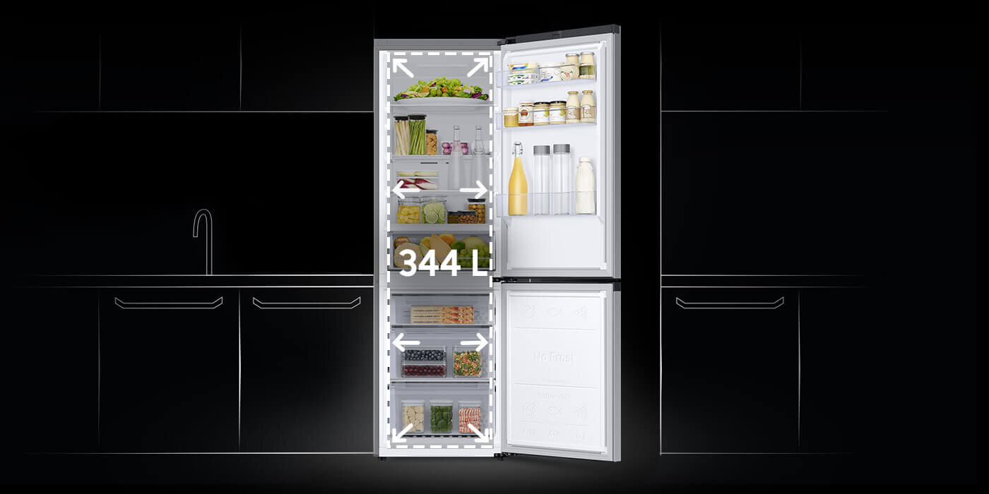 334 litrów - powiększona pojemność lodówki Samsung RB34C671DSA z oferty sklepu Media Expert zaprezentowana na ilustracji Otwarta lodówka z widocznymi półkami wypełnionymi różnymi produktami spożywczymi, na drzwiach znajdują się butelki i słoiki. Na lodówce widoczny jest napis \'344 L\'.