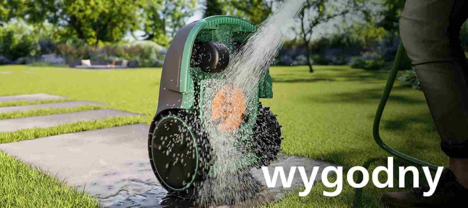 Robot koszący jest myty strumieniem wody z węża ogrodowego na trawniku. Na obrazie widoczny jest napis \'wygodny\'.