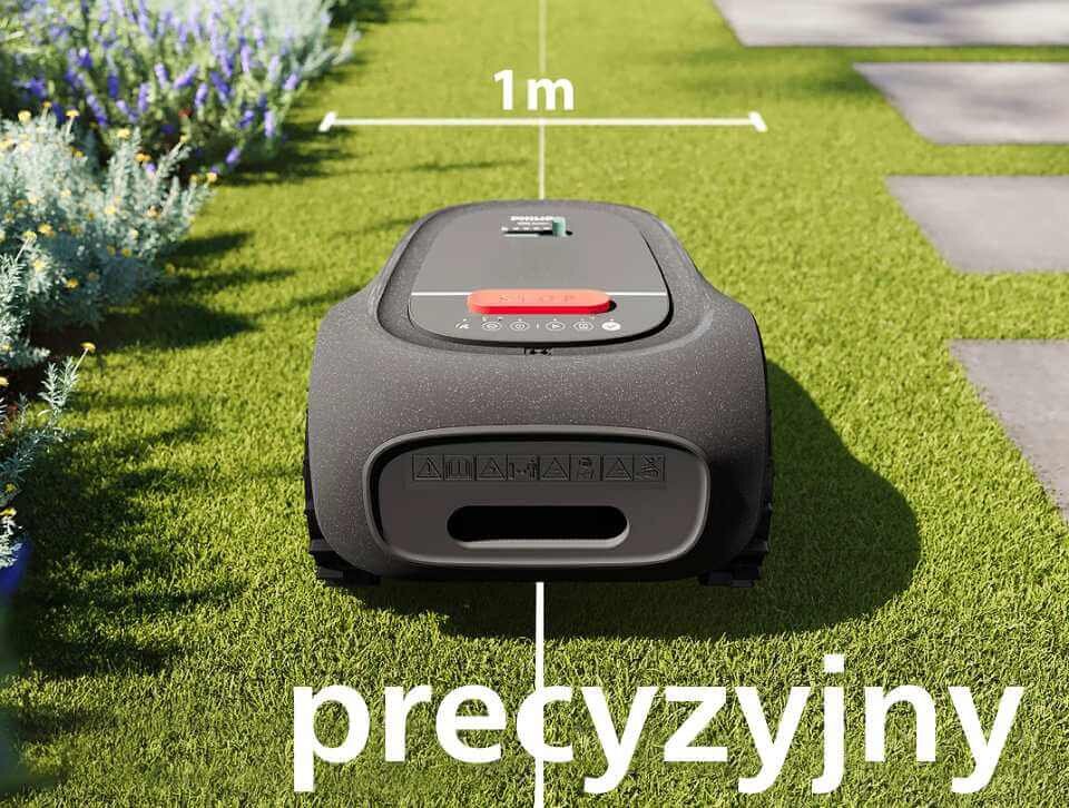 Robot koszący na trawie z napisem \'1m\' nad nim i słowem \'precyzyjny\' poniżej. W tle widoczne są kwiaty i kamienne płyty.