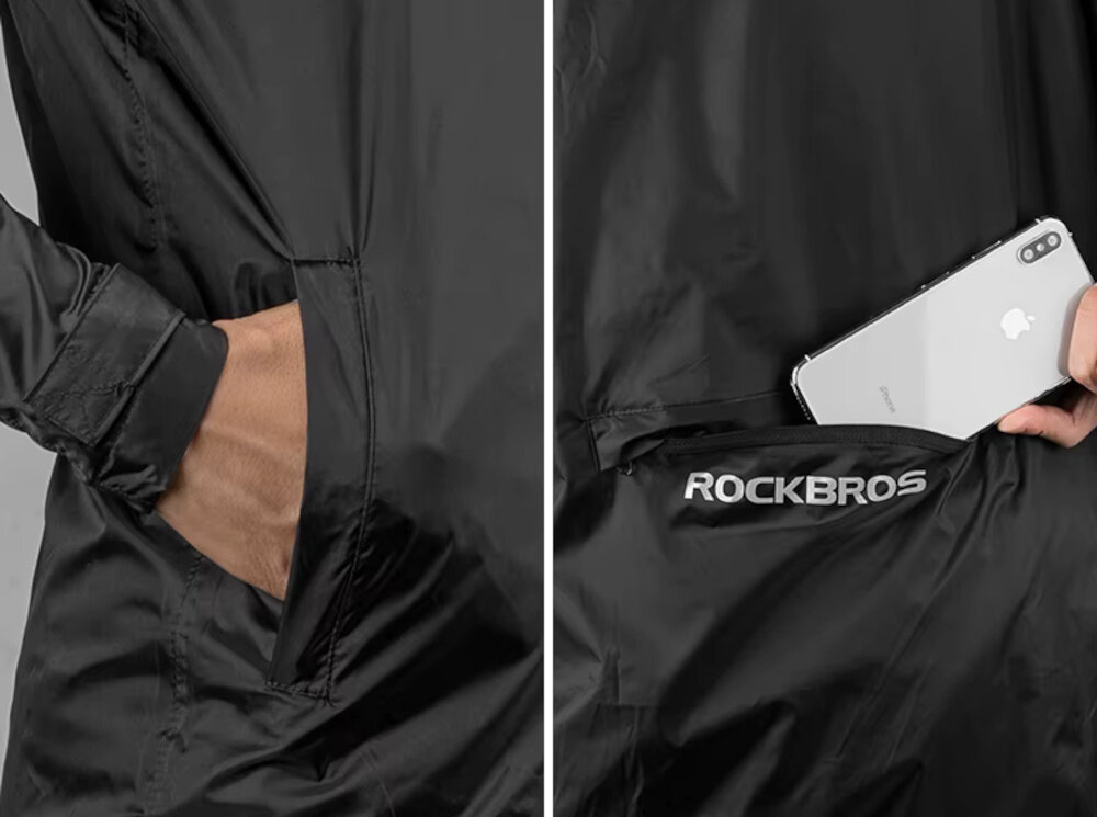 Czarna kurtka przeciwdeszczowa z kieszeniami, w jednej z nich znajduje się ręka, a w drugiej telefon. Na kurtce widoczne jest logo \'ROCKBROS\'.