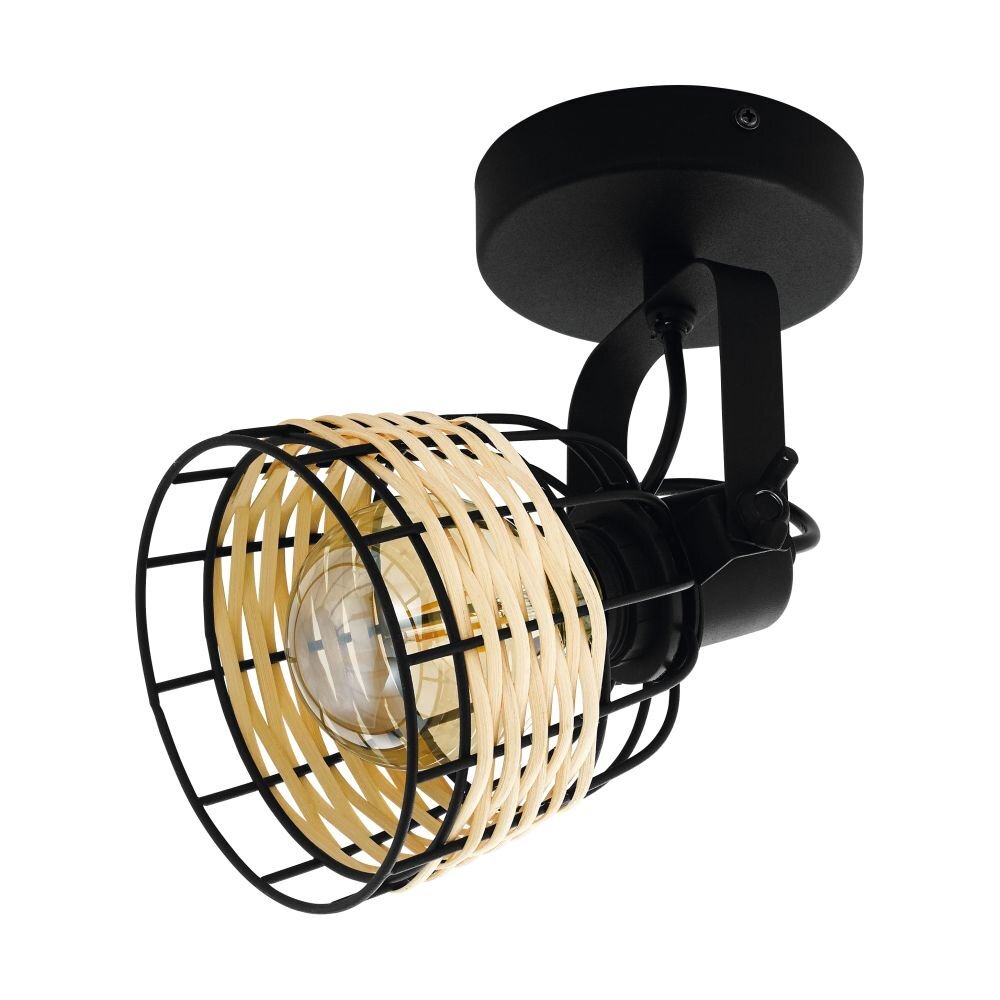 Lampa sufitowa z czarną metalową podstawą i kloszem w formie klatki z jasnymi, plecionymi elementami. Wewnątrz klosza znajduje się żarówka.