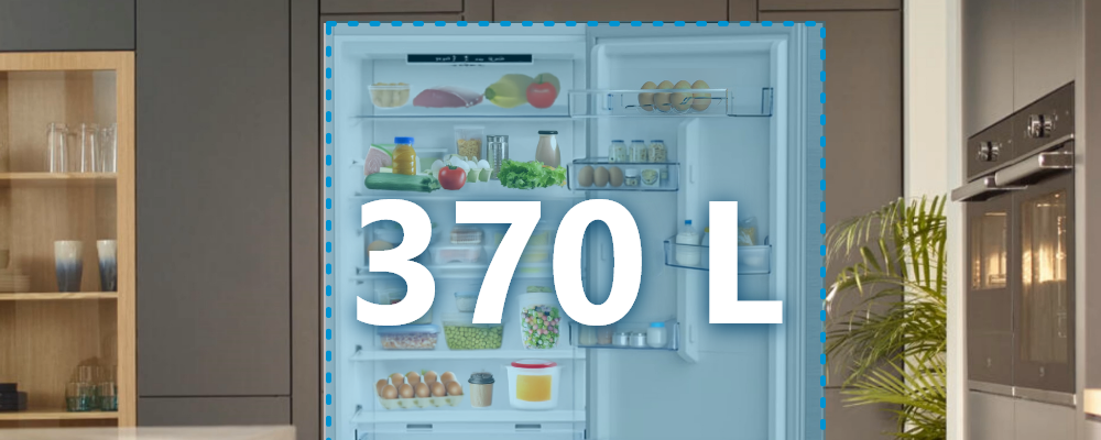 LODÓWKA BEKO B5RCNA375HXB2 Otwarta lodówka z widocznymi produktami i dużym napisem „370 L”, podkreślającym pojemność urządzenia duża pojemność 370 l wygoda przechowywania