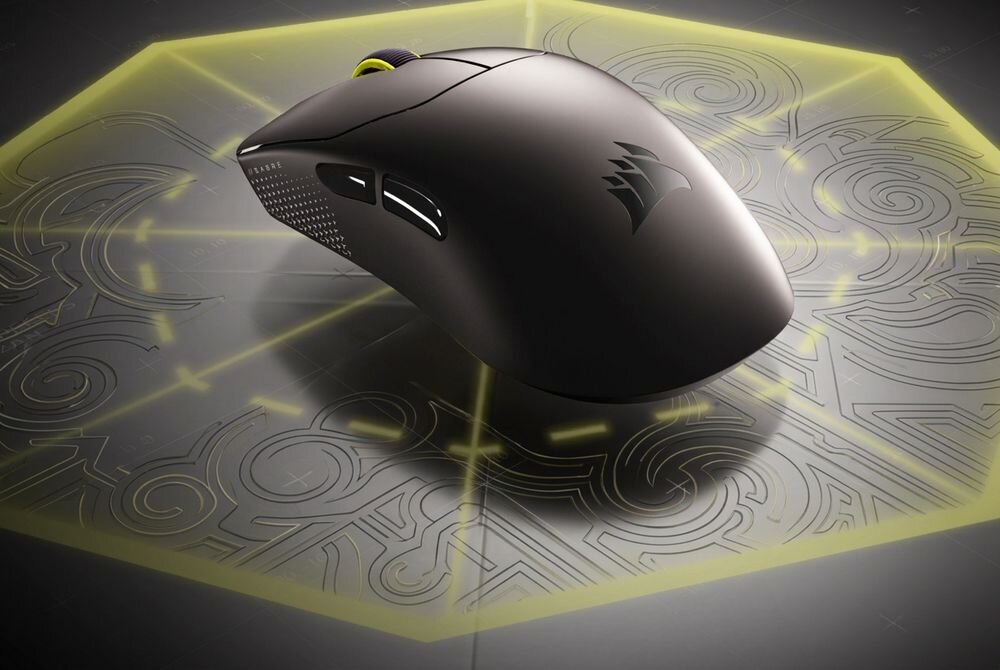 CORSAIR Sabre V3 Pro PureVector Ultralight Bezprzewodowa mysz CORSAIR SABRE v3 PRO PureVector PureVector Aimlabs kalibruje profil czułości kierunkowej 81 ms 33% pamięci myszy aplikacji - Mysz komputerowa ułożona pod kątem na podłożu ze świetlistym wzorem