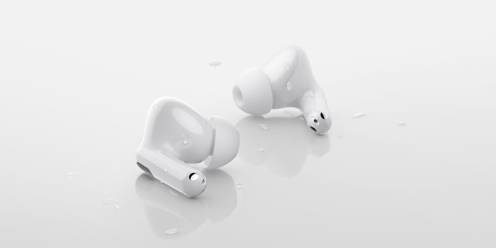 Słuchawki dokanałowe VIVO Buds Ultra ANC z odpornością IP54 na wodę i kurz do codziennego użytkowania, Dwie białe słuchawki vivo Buds Ultra z kroplami wody na obudowie i wokół nich, prezentujące odporność na wilgoć i zachlapania.
