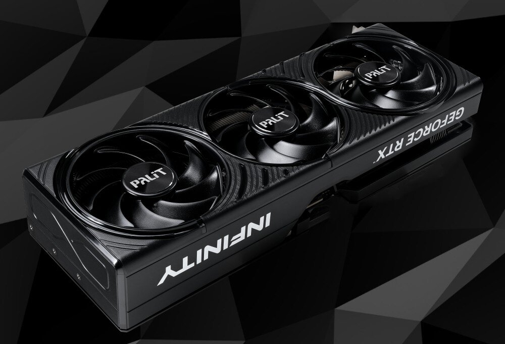 KOMPUTER MAD DOG Elite ARCTIC-A02WR32WP Trzywentylatorowa karta graficzna z logo 'Palit' na każdym z wentylatorów oraz oznaczeniem 'GeForce RTX' i 'GamingPro' na obudowie, karta graficzna, wydajność, rdzenie CUDA