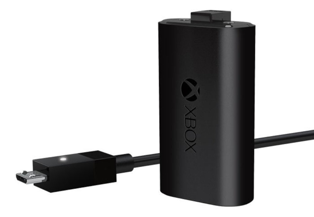 Na obrazie widoczny jest czarny akumulator z napisem \'XBOX\' oraz kabel z wtyczką micro USB. Akumulator ma logo w kształcie litery X.