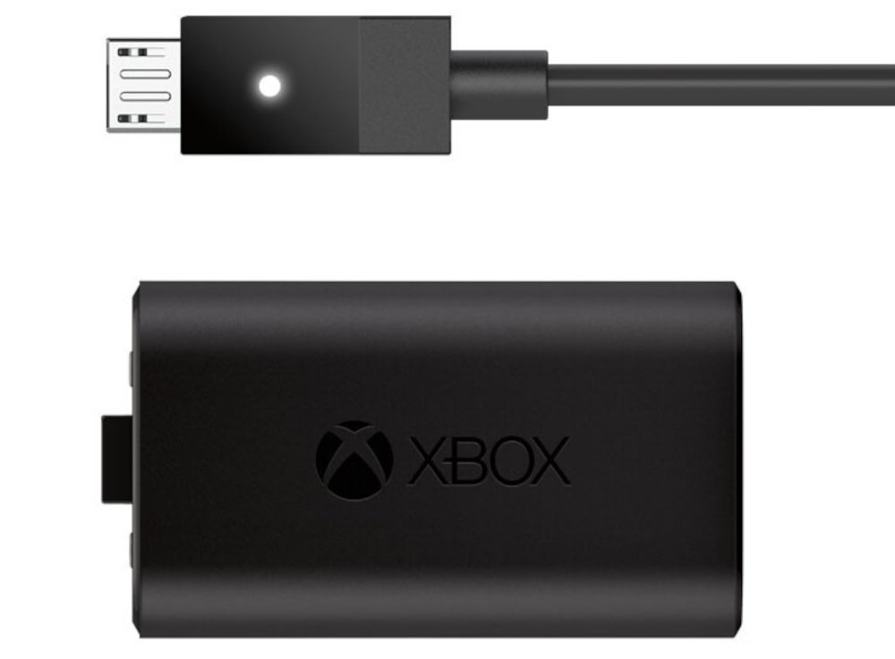 Na obrazie widoczny jest czarny kabel z wtyczką micro USB oraz czarny akumulator z logo Xbox. Akumulator ma napis \'XBOX\' i symbol X w okręgu.
