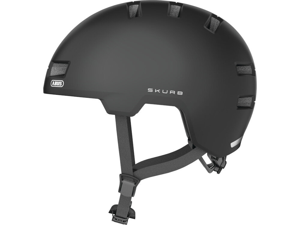 Czarny kask z napisem \'SKURB\' i logo \'ABUS\', posiada regulowane paski i otwory wentylacyjne.
