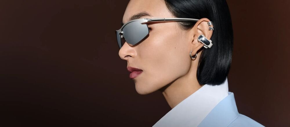 BOSE Ultra Open Earbuds 2 gen. Clip głębszy bas wyższa głośność TrueSpatial Tech przestrzenne brzmienie, osoba z założonymi słuchawkami