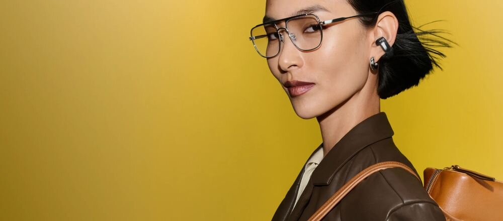 BOSE Ultra Open Earbuds 2 gen. Clip metaliczne wykończenie wzmocnione etui konstrukcja cuff, osoba z założonymi słuchawkami