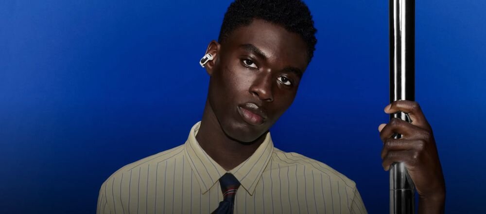 BOSE Ultra Open Earbuds 2 gen. Clip Cinema Mode TrueSpatial Tech kinowe brzmienie filmy, osoba z założonymi słuchawkami