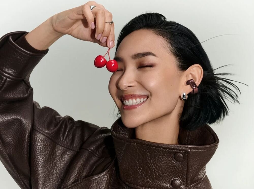 BOSE Ultra Open Earbuds 2 gen. Clip Bluetooth 5.4 IPX4 Bluetooth MultiPoint USB-C Bose App, osoba z założonymi słuchawkami