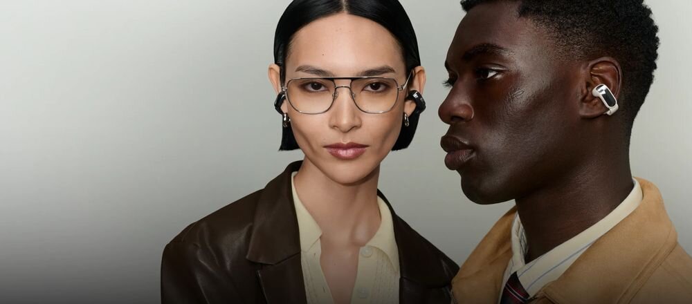 BOSE Ultra Open Earbuds 2 gen. Clip OpenAudio Tech słuchawki open ear dźwięki otoczenia, osoby z założonymi słuchawkami
