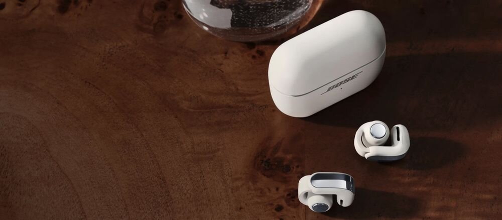 BOSE Ultra Open Earbuds 2 gen. Clip flex joint Light Flex Grip elastyczne dopasowanie ucha, etui ładujące oraz słuchawki na blacie