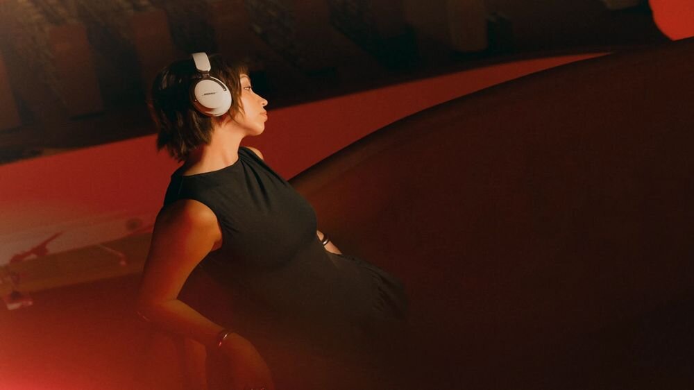 BOSE QuietComfort Ultra 2 gen. ANC Immersive Audio Cinema Mode tryb Quiet Aware dźwięk przestrzenny, osoba z założonymi słuchawkami