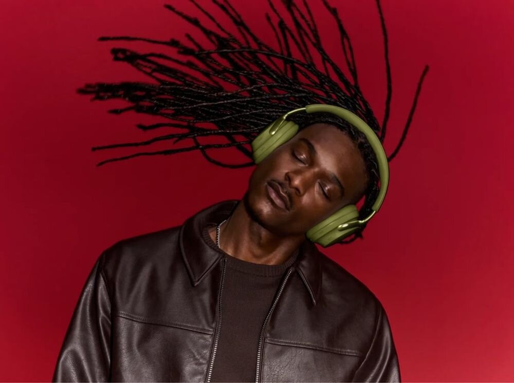 BOSE QuietComfort Ultra 2 gen. ANC akumulator 850 mAh USB-C szybkie ładowanie etui kable, osoba z założonymi słuchawkami