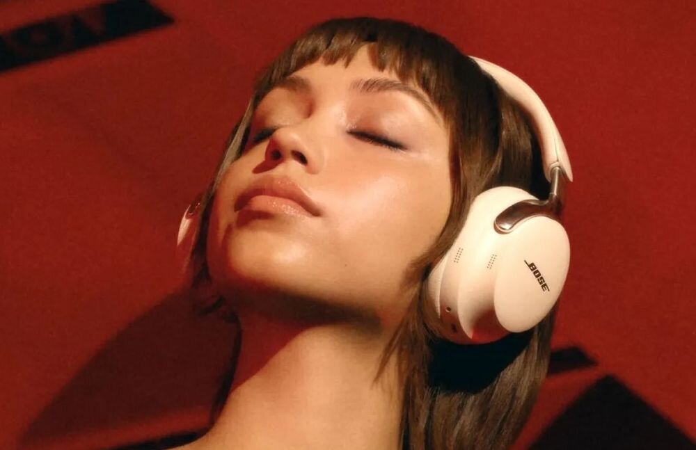 BOSE QuietComfort Ultra 2 gen. ANC polerowane metalowe elementy wbudowane logo luksusowy design, osoba z założonymi słuchawkami