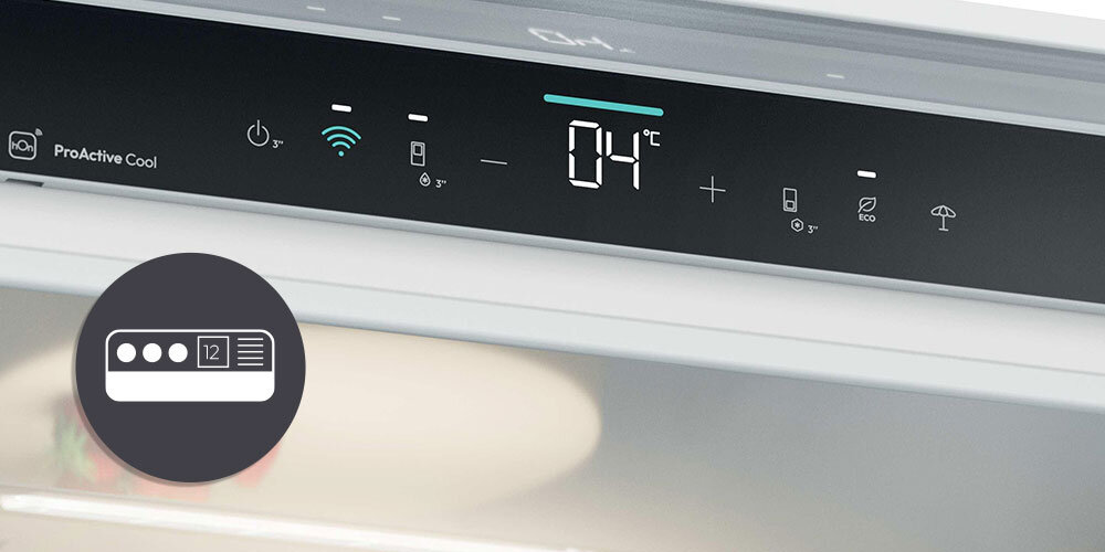 Panel sterowania lodówki z wyświetlaczem pokazującym temperaturę 04°C oraz ikonami funkcji, takimi jak ProActive Cool, Wi-Fi i tryb eco. Widoczny jest również symbol szuflady na owoce i warzywa.