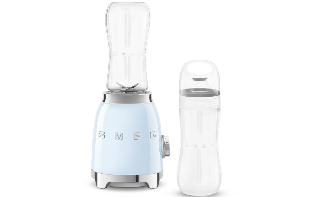 Na obrazie widoczny jest błękitny blender z napisem \'SMEG\' oraz przezroczysta butelka z szarym wieczkiem. Blender ma metaliczne wykończenia i pokrętło z boku.
