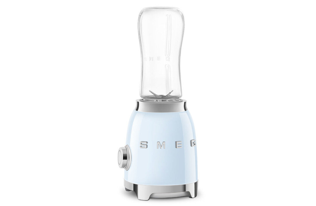 Na obrazie widoczny jest błękitny blender personalny z napisem \'SMEG\' na korpusie. Blender ma przezroczysty pojemnik i metalowe wykończenia.